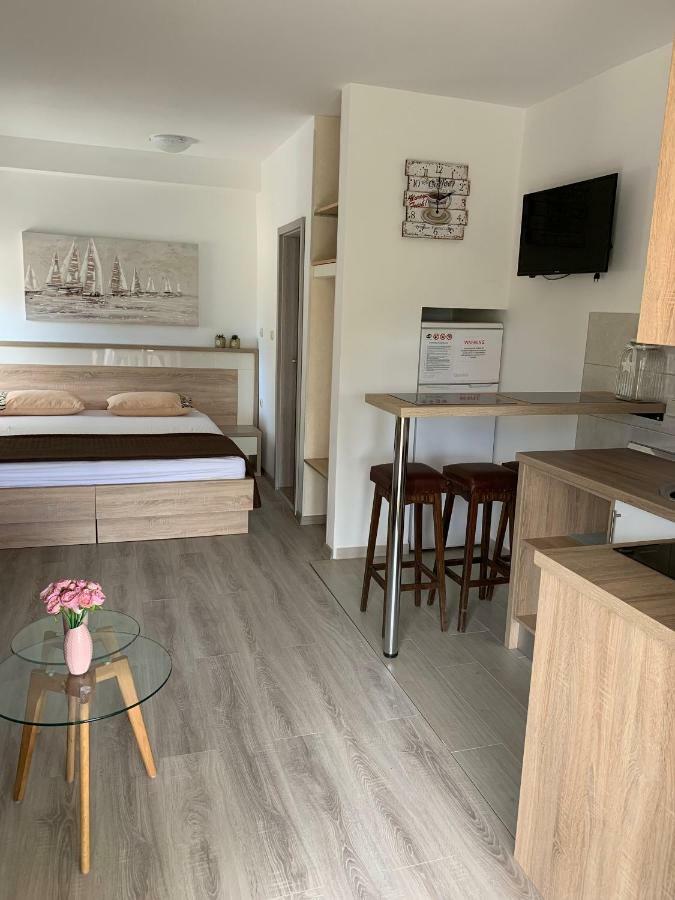 Apartmani Emilio Novalja Exterior foto