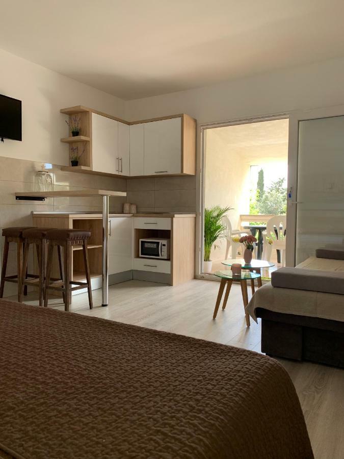 Apartmani Emilio Novalja Exterior foto