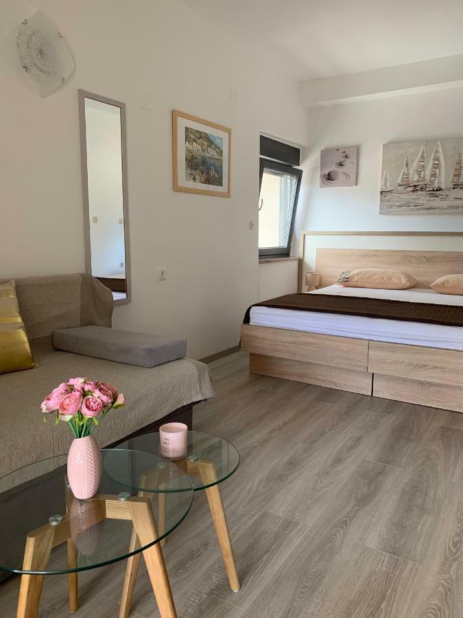 Apartmani Emilio Novalja Exterior foto